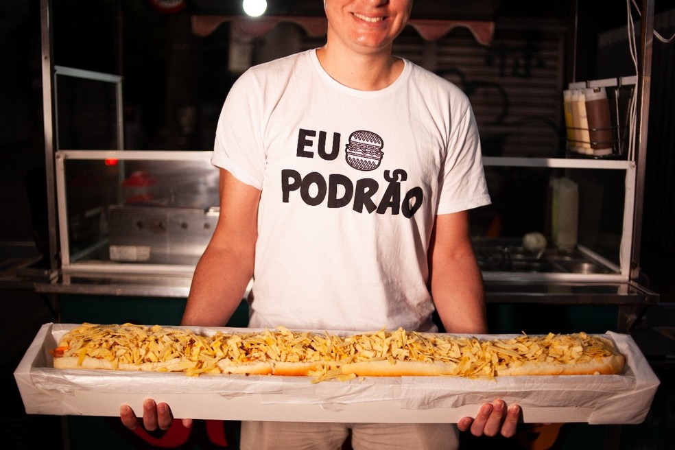 Cachorro-quente de 1,20 metro é um dos destaques da Feira do Podrão — Foto: Divulgação/Feira do Podrão