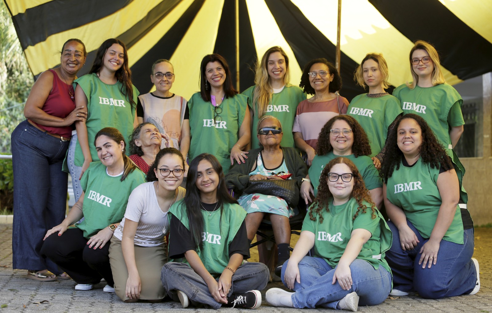IBMR students, teachers, nuns and elderly women from Sodalisio da Sacra Familia — Photo: Marcelo Thebald / Agência O Globo