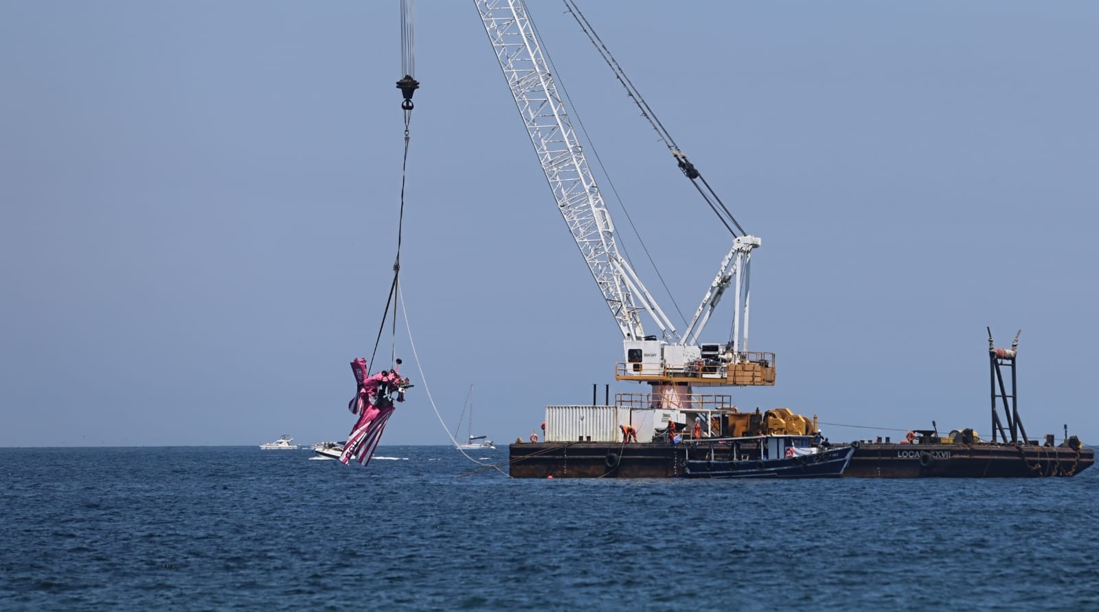 Avi&atilde;o que caiu em Copacabana &eacute; retirado do mar
