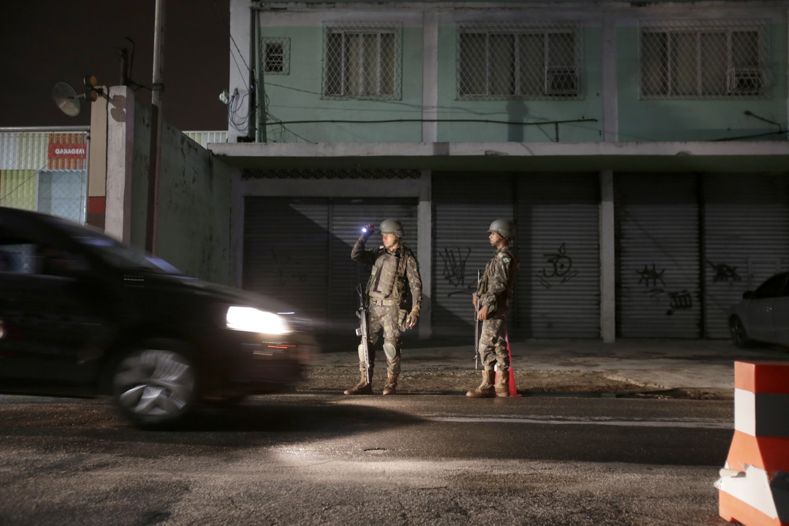 Militares do Exército na Rua Oscar Soares, em Nova Iguaçu — Foto: Alexandre Cassiano / Agência O Globo
