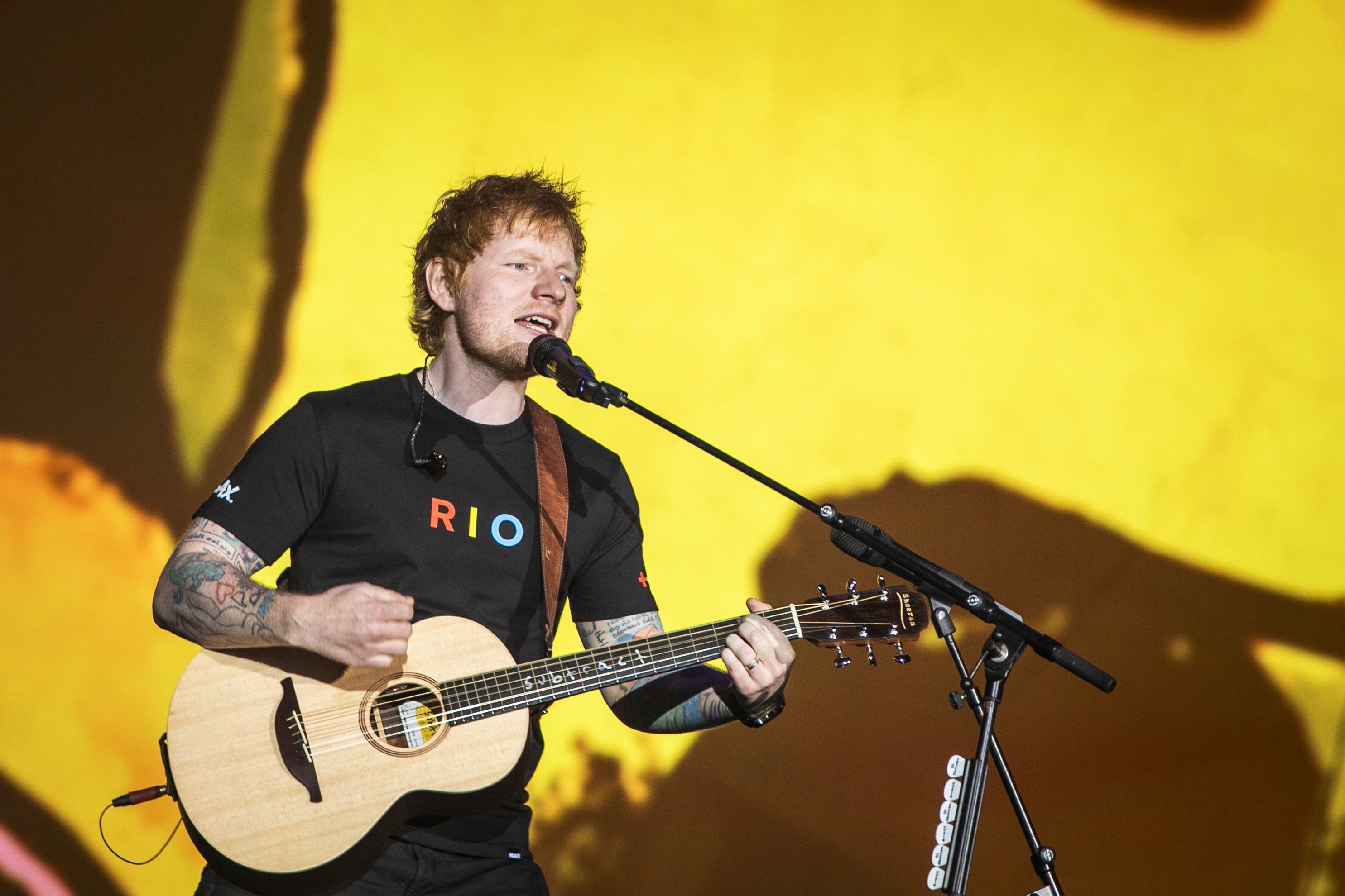 Ed Sheeran deixa a Warner Music após 15 anos e garante que não brigou com gravadora