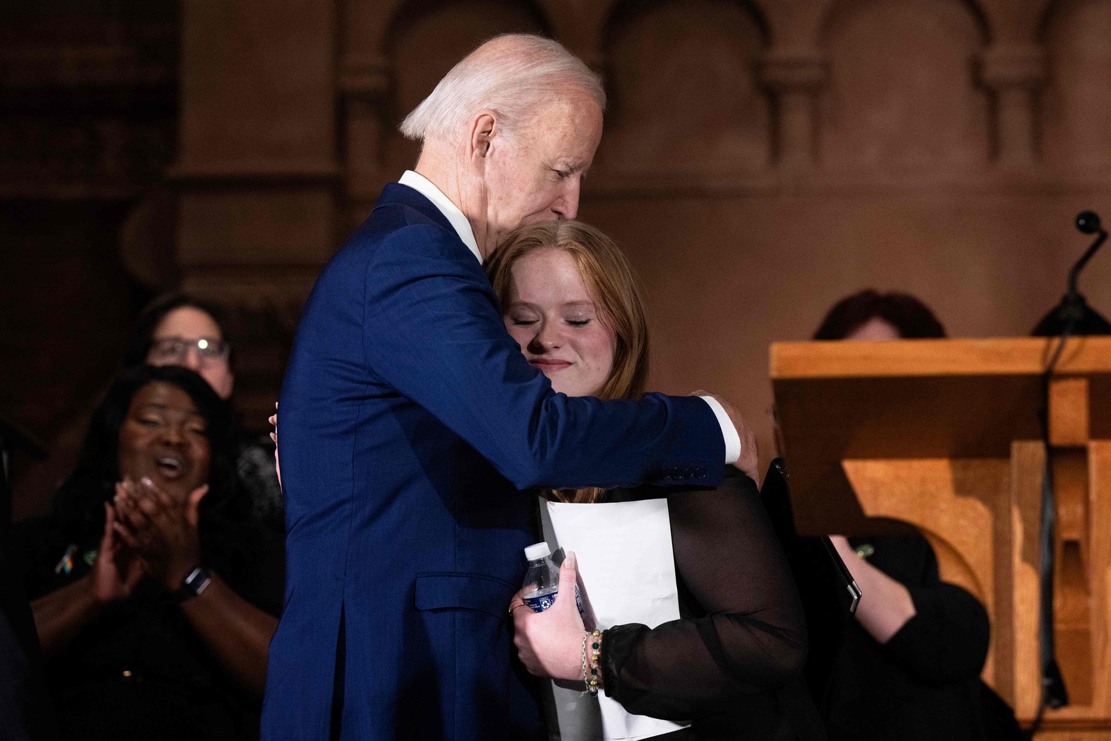 presidente dos EUA, Joe Biden, abraça Jackie Hagerty, que sobreviveu ao tiroteio em massa da escola Sandy Hook, durante evento em Whashington — Foto: BRENDAN SMIALOWSKI/AFP