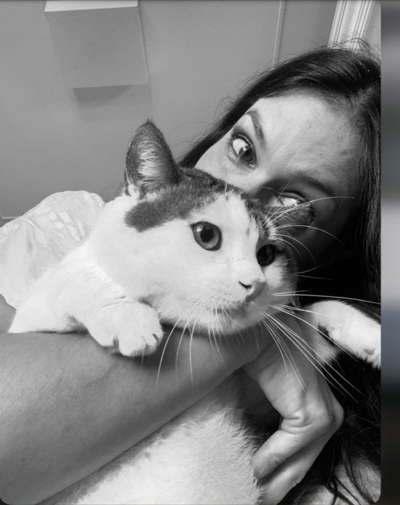 Sabine faz selfie com gato — Foto: Sabine Coll Boghici / Divulgação