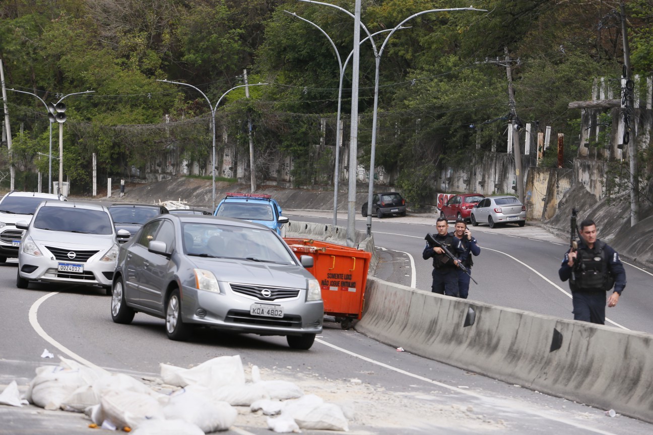 Megaoperação para conter avanço do CV no Alemão e na Penha. Na foto, a Estrada Grajaú-Jacarepagua fechada com barricadas — Foto: Marcelo Theobald / Agência O Globo