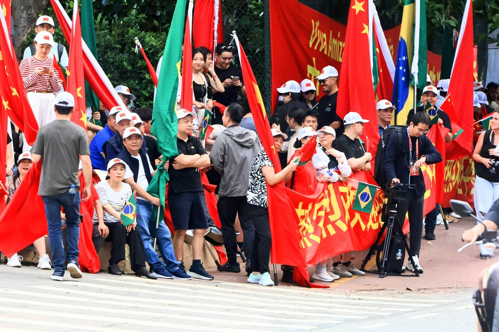 Grupo de chineses na porta do hotel em que Xi Jinping ficará hospedado, à espera do presidente — Foto: Dan Delmiro / Divulgação