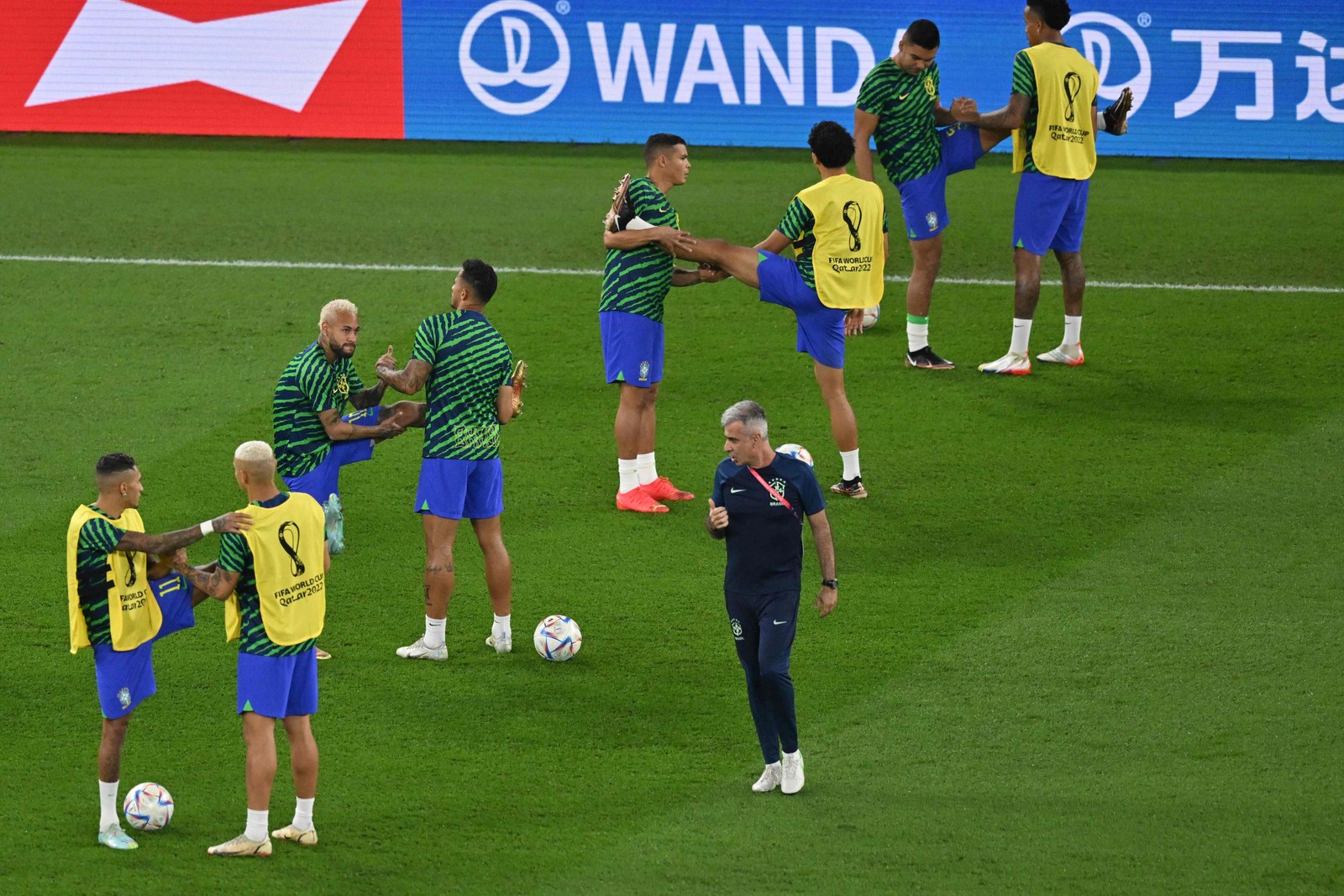 Brazil's players warm up ahead of the Qatar 2022 World Cup round of 16 football match between Brazil and South Korea at Stadium 974 in Doha on December 5, 2022 — Foto: . (Photo by Glyn KIRK / AFP)