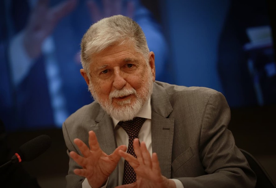 Celso Amorim critica movimentação de navios dos EUA na costa da Venezuela