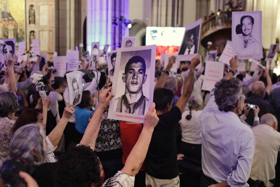 Fotos de desaparecidos são erguidas durante celebração na Sé — Foto: Edilson Dantas