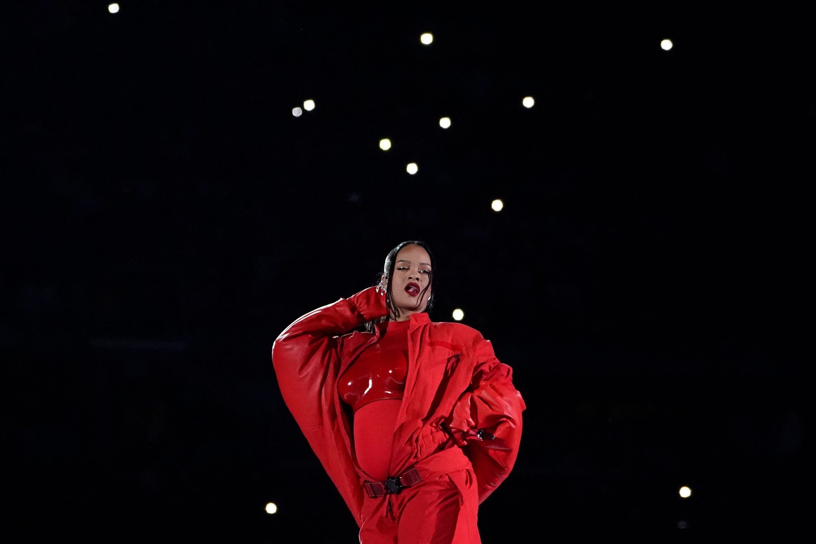 Rihanna se apresenta no intervalo do Super Bowl — Foto: TIMOTHY A. CLARY/AFP