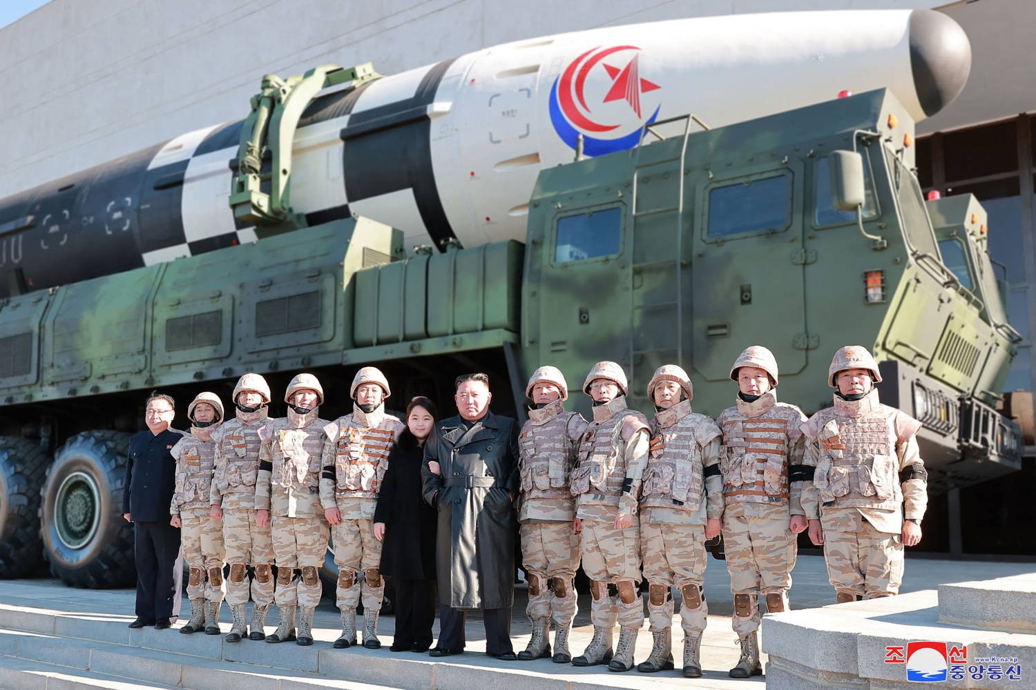 Líder norte-coreano Kim Jong-un acompanhado por sua filha Kim Ju-ae e militares em foto divulgada em 27 de novembro de 2022 — Foto: Agência Central de Notícias da Coreia do Norte (KCNA)