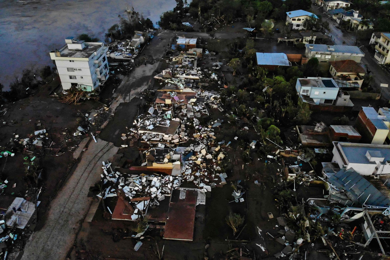 Vista aérea dos danos causados ​​por um ciclone que começou segunda-feira em Muçum, Rio Grande do Sul — Foto: Silvio ÁVILA/AFP