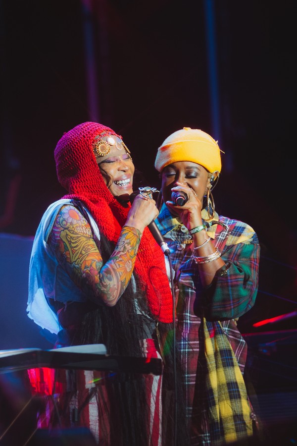 Erykah Badu compensa atraso com show cheio de acertos no primeiro dia ...