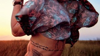 Brad Pitt também tem um tornado tatuado na costela. — Foto: Reprodução