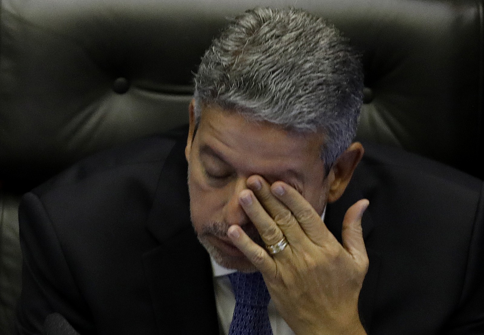 Arthur Lira se emociona ao voltar a mesa após o seu pai, Benedito Lira, passar mal no Plenário da Câmara.  — Foto: Cristiano Mariz