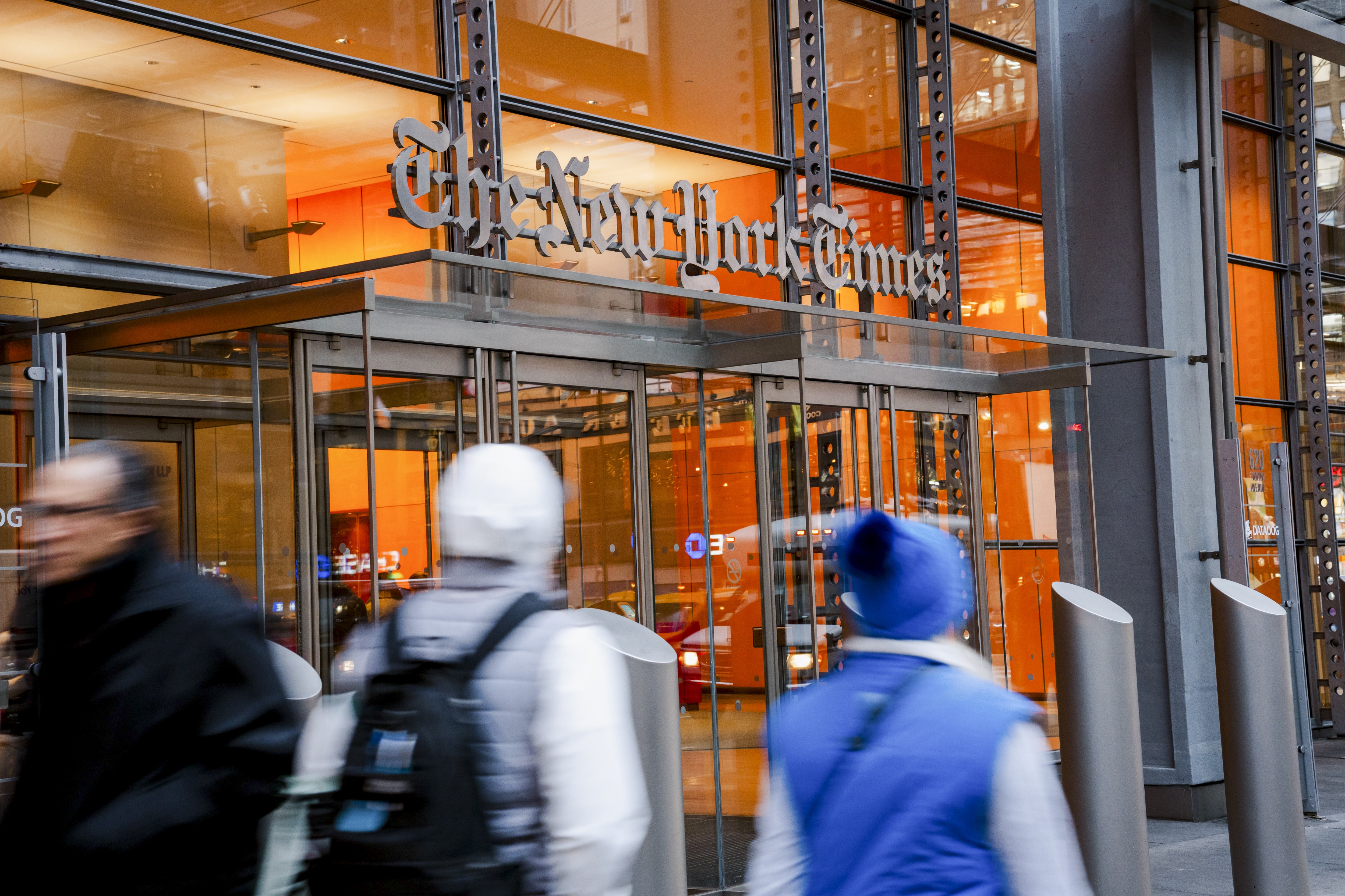 Governo Trump processa New York Times por suposta discriminação contra funcionário branco