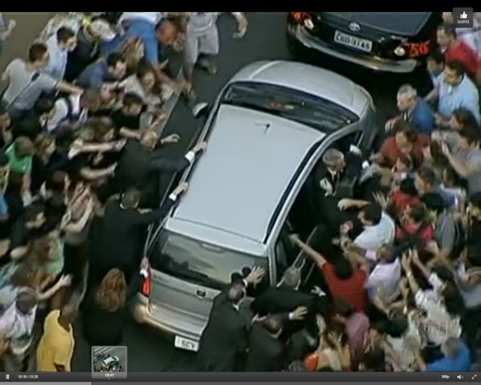 Fiat Idea com o Papa Francisco fica preso no trânsito no Centro do Rio e é cercado por fiéis — Foto: Reprodução/TV Globo