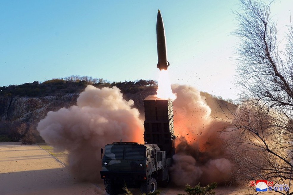 A Coreia do Norte, que detém armas nucleares, testa um novo míssil — Foto: AFP/KCNA VIA KNS