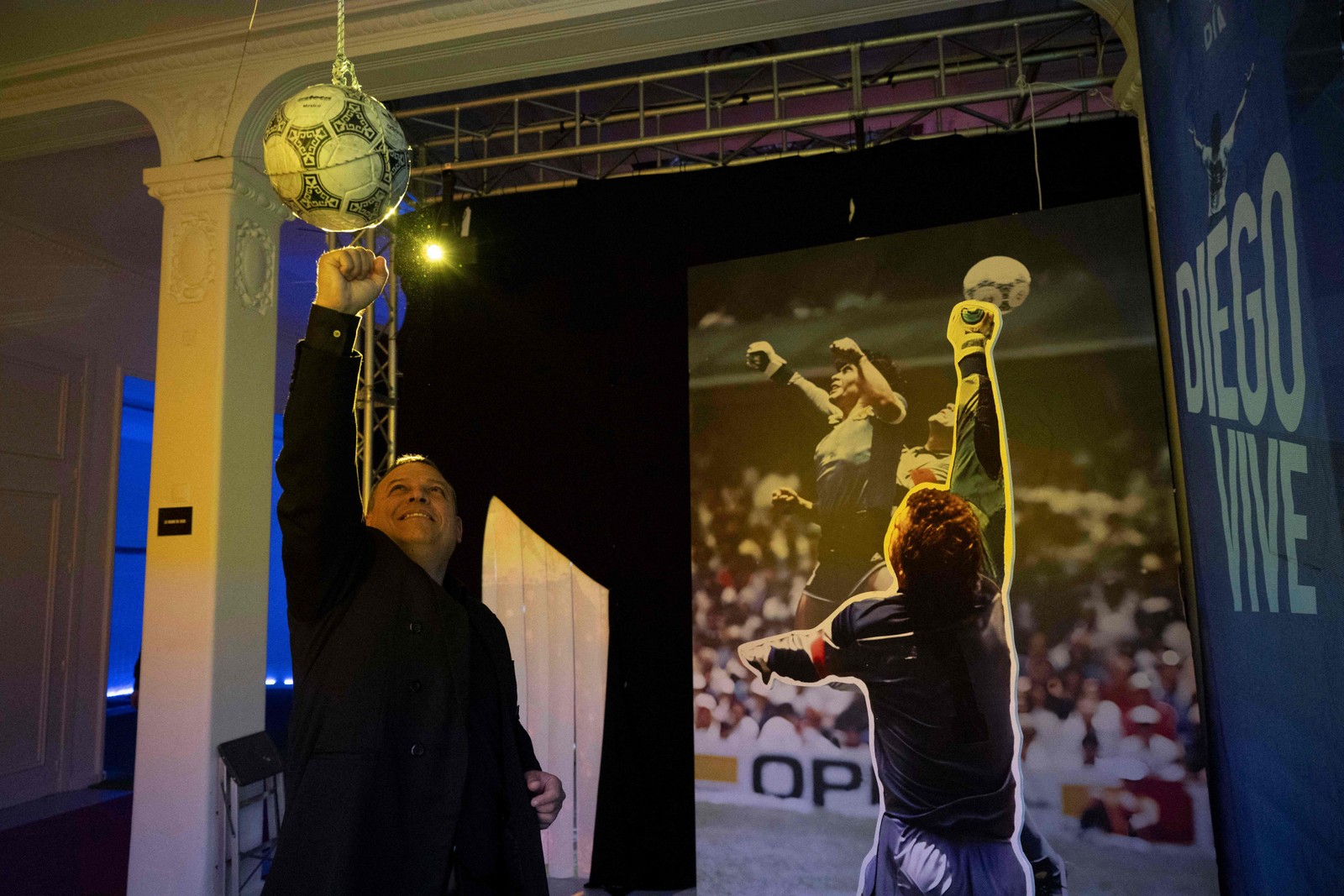 ‘Diego vive’: exposição dedicada à trajetória de Maradona chega a Barcelona — Foto: Josep Lago/AFP
