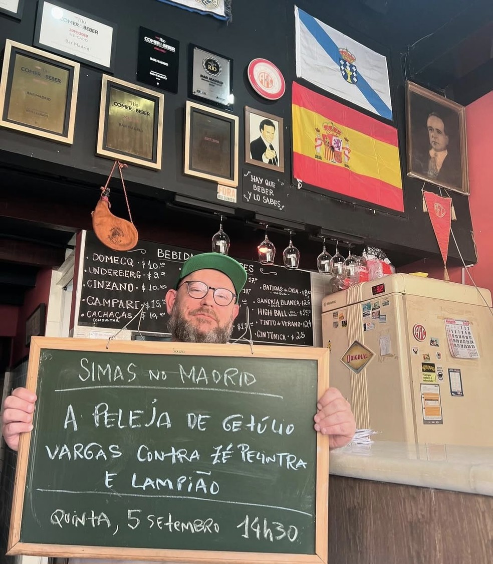 Luiz Antonio Simas no bar Madrid — Foto: Arquivo Pessoal