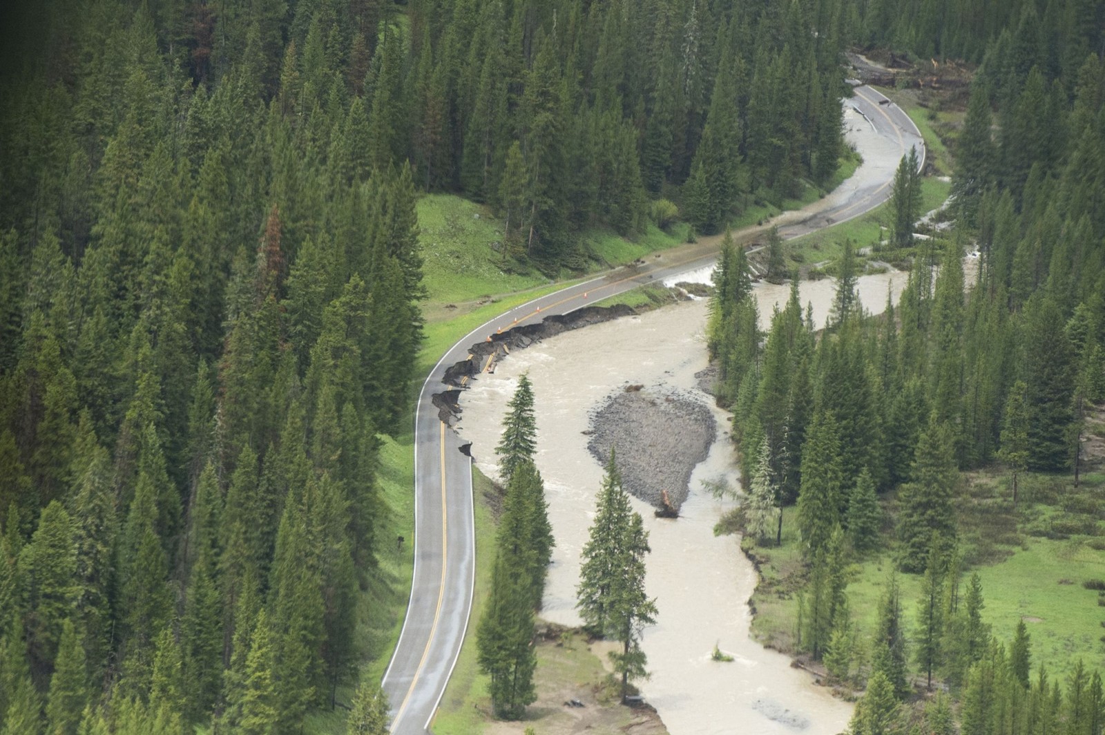 Estrada no Parque Nacional de Yellowstone, em Gardiner, Montana (EUA), foi severamente danificada após inundações históricas em junho — Foto: Bloomberg/Getty Images