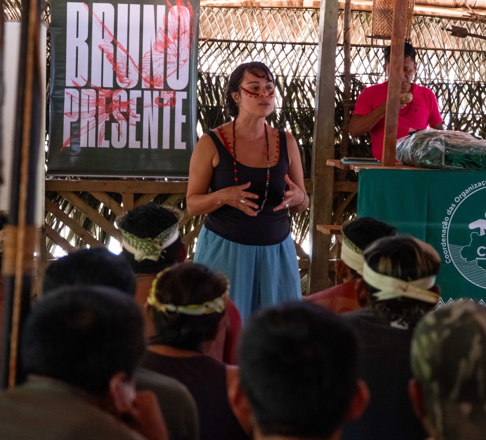 Beatriz Matos, viúva de Bruno Pereira, em visita ao Vale do Javari — Foto: John Reid