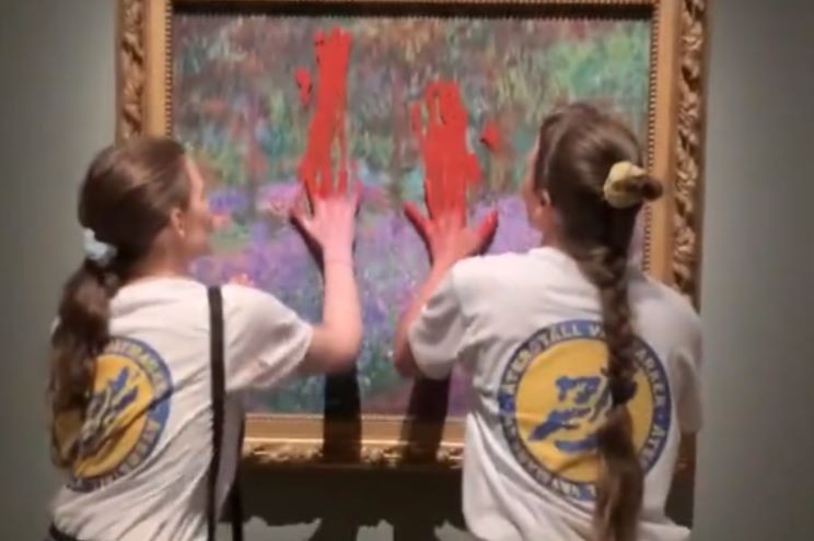 Ativistas ambientais jogam tinta em pintura de Monet na Suécia — Foto: Reprodução