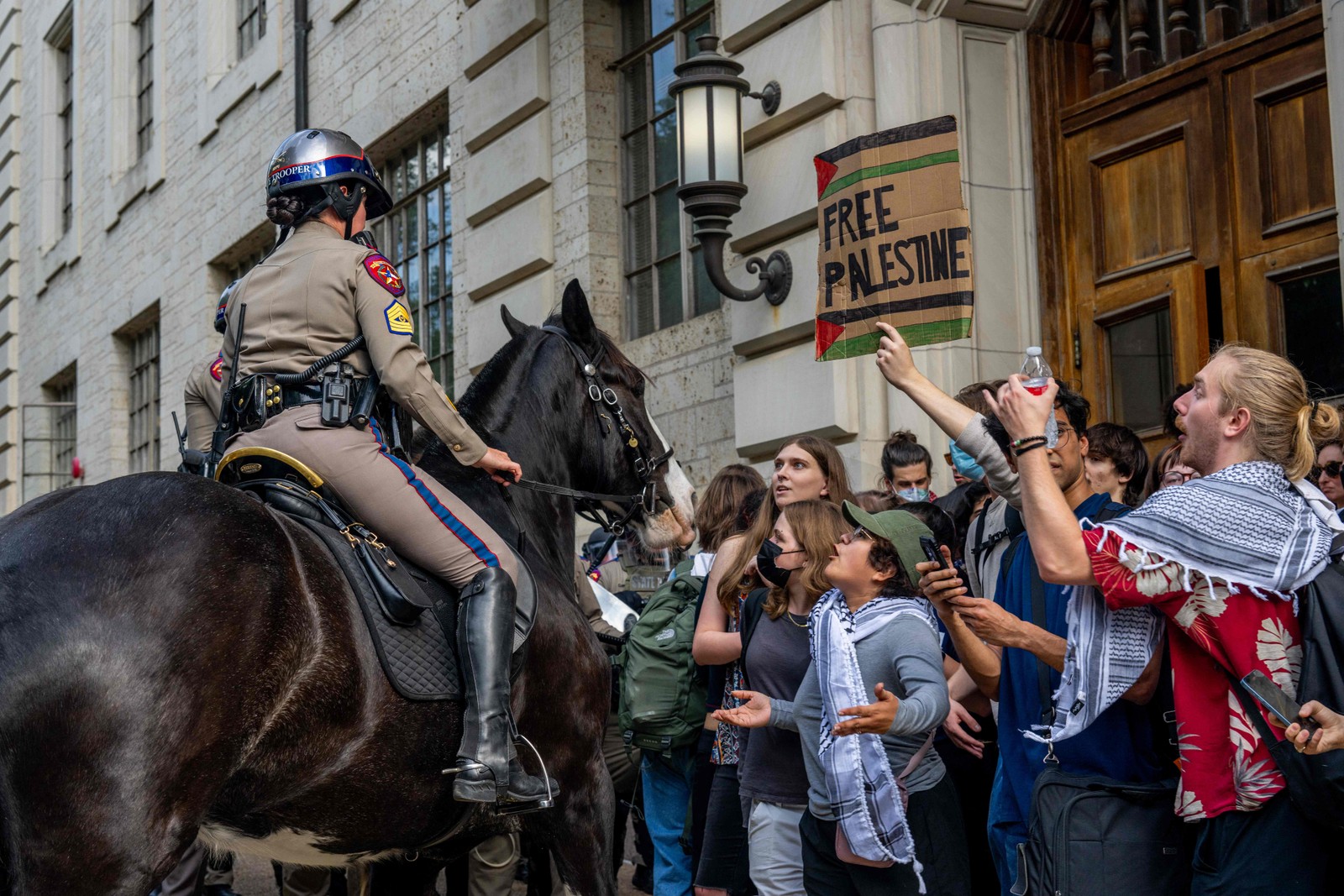 Policial montado contém manifestantes no Texas — Foto: Brandon Bell/Getty Images North America via AFP