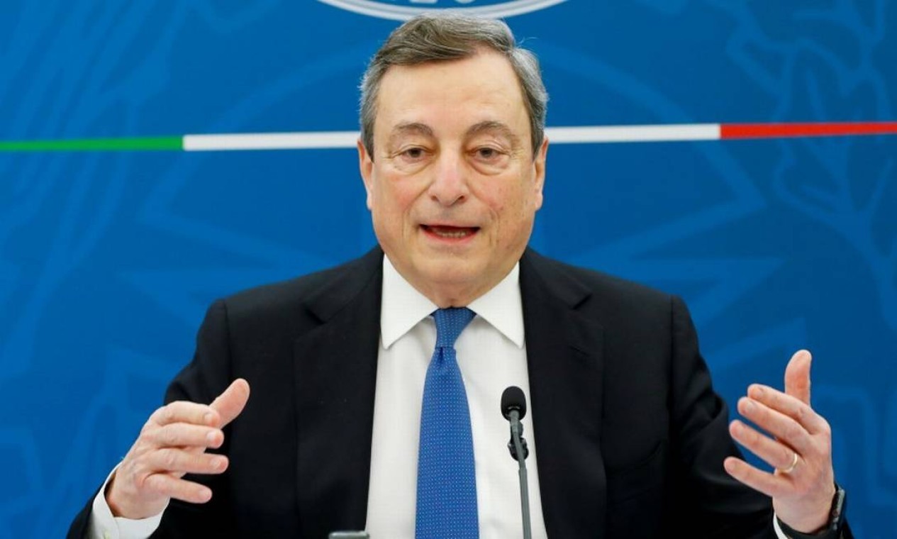 O primeiro-ministro da Itália, Mario Draghi, assim como Angela Merkel tomou a primeira dose da AstraZeneca e a segunda da Moderna — Foto: REMO CASILLI / REUTERS