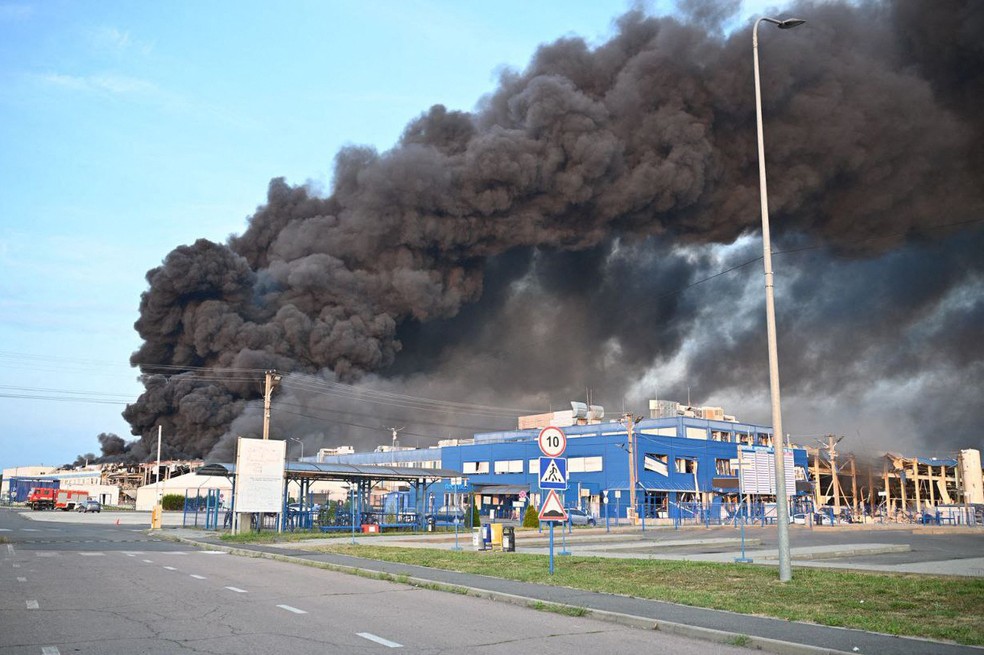 Coluna de fumaça é vista na cidade de Mukachevo, na região ucraniana da Transcarpátia, após ataque russo — Foto: Telegram / @Zakarpat_ODA / AFP
