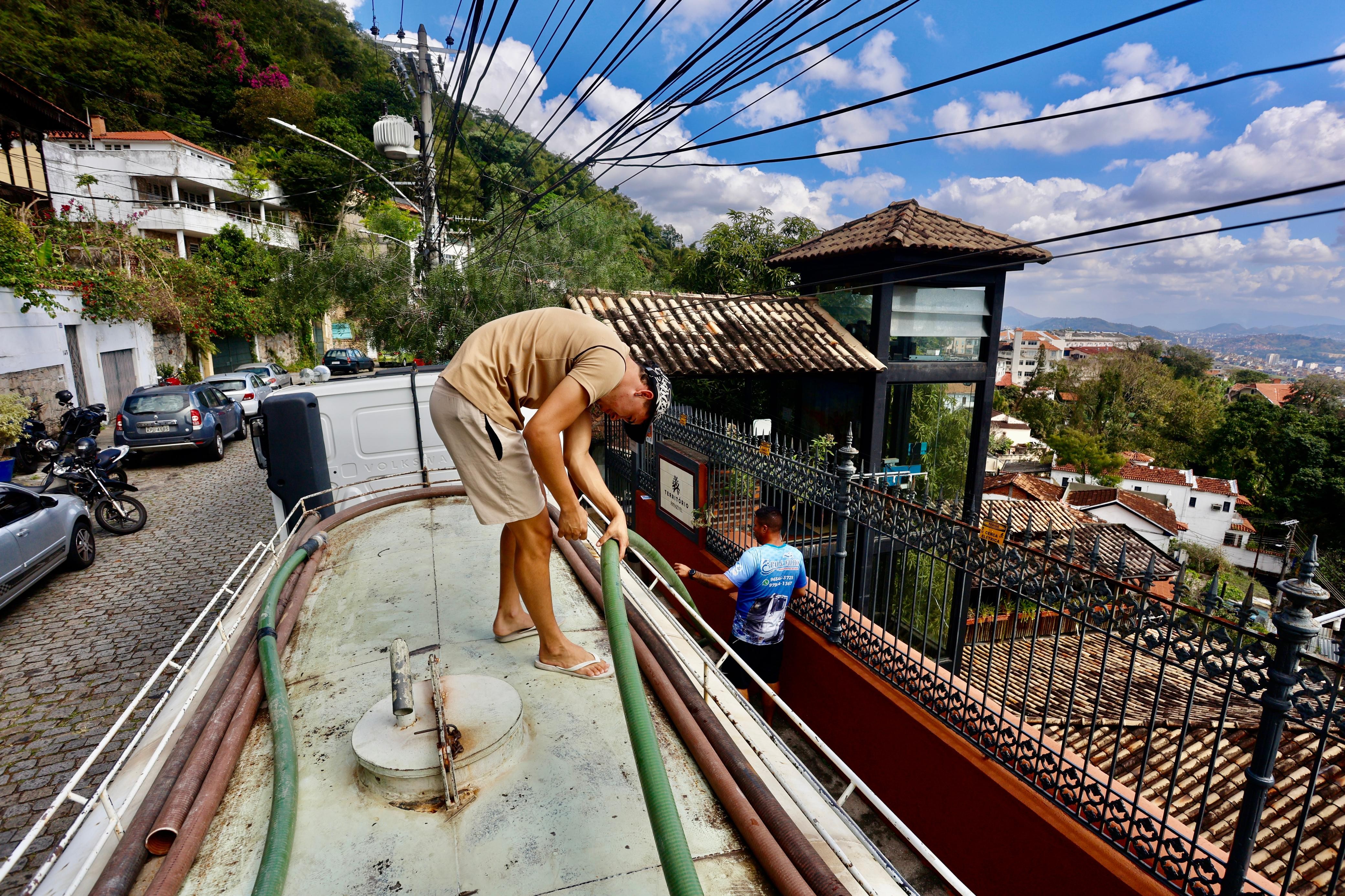 Sem luz há quase 48 horas, moradores e comerciantes de Santa Teresa acumulam prejuízos após ventania - QTU Questões do Universo