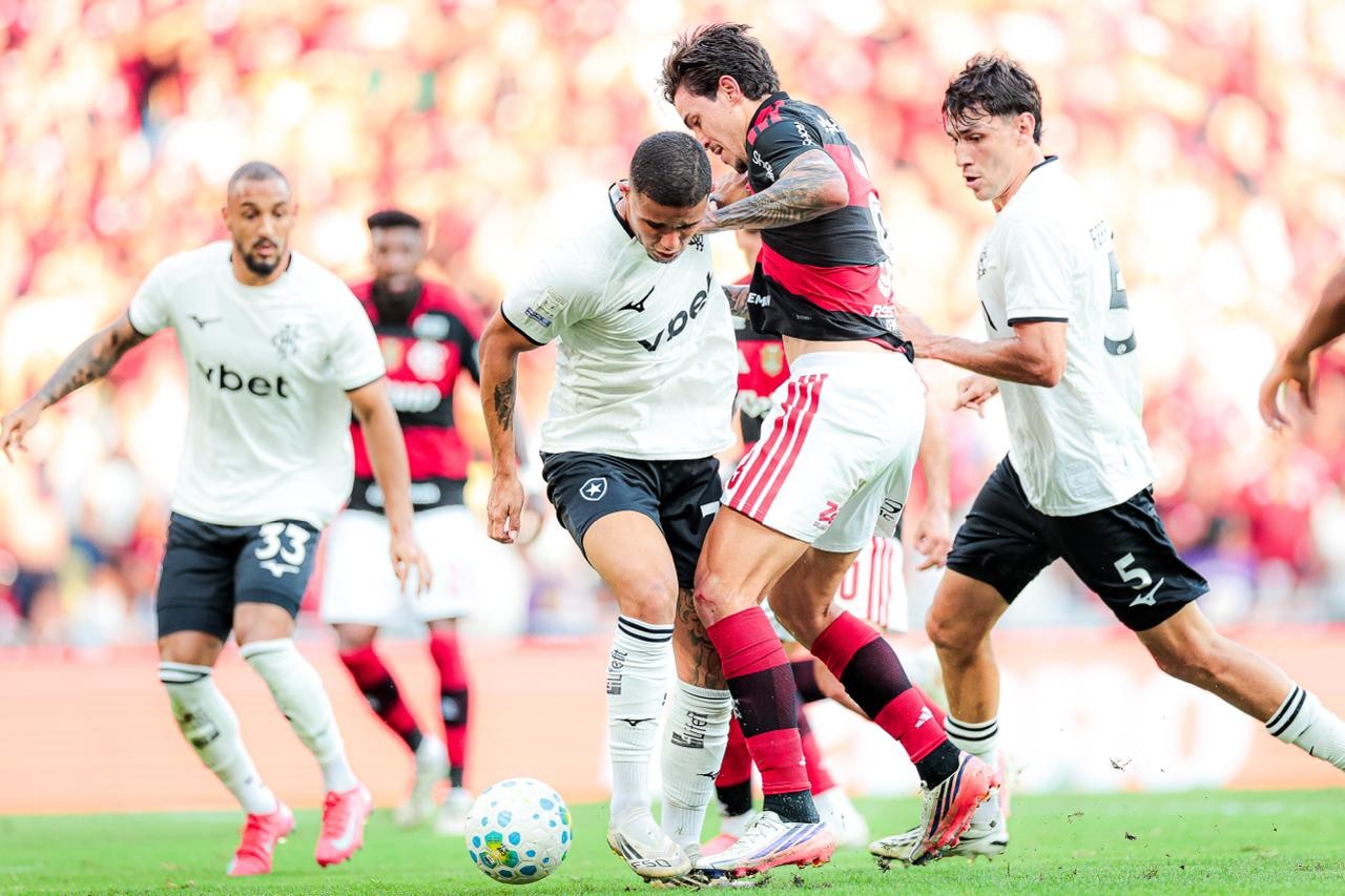 Flamengo x Botafogo teve seus momentos de igualdade, mas no fim das contas os contrastes decidiram o placar - QTU Questões do Universo