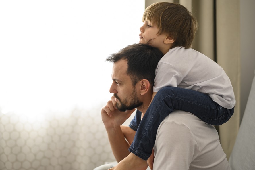 Pais estão se sentindo cada vez mais sobrecarregados com as expectativas de criar os filhos