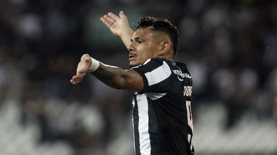 Sem e com Tiquinho: Botafogo teve o dobro de finalizações no 2° tempo contra o Goiás