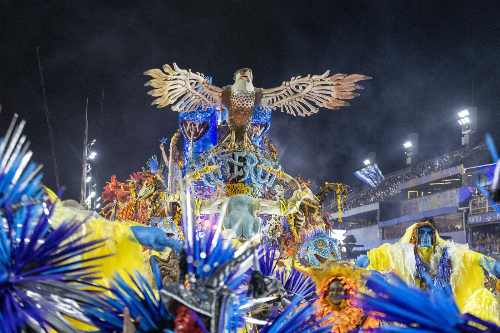 Desfile da Acadêmicos de Niterói — Foto: Domingos Peixoto / Agência O Globo