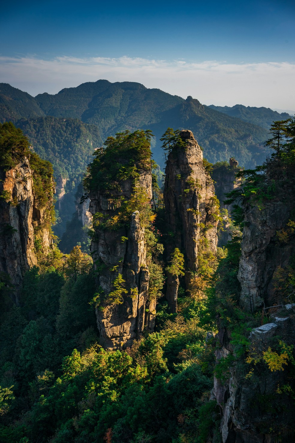 Dizem que a paisagem do Parque Nacional da Floresta de Zhangjiajie, na China, inspirou o cenário de'Avatar' — Foto: Reprodução/Jakub Tomasik/Unsplash