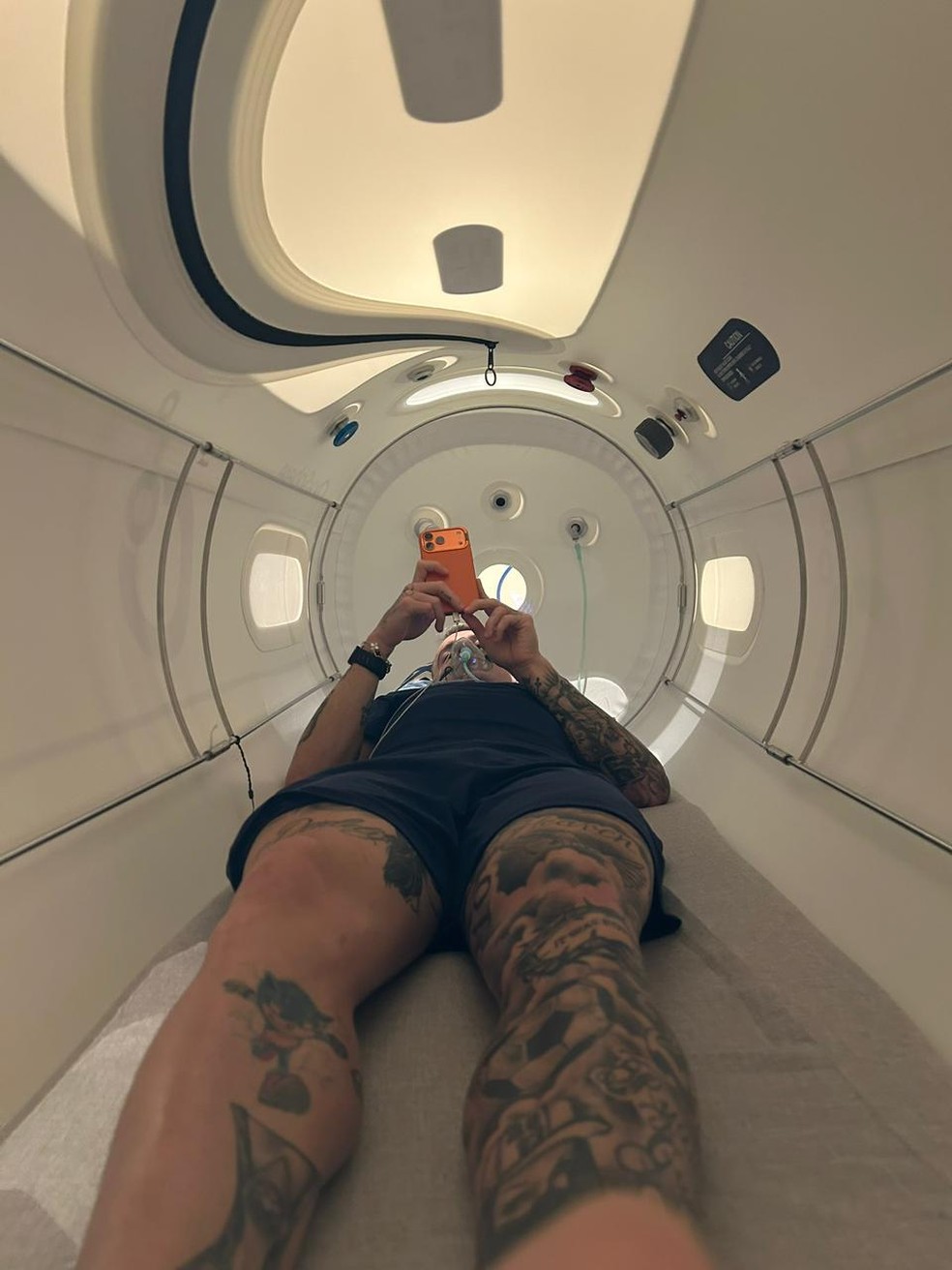 Róger Guedes while using his hyperbaric chamber — Photo: Breno Angrisani