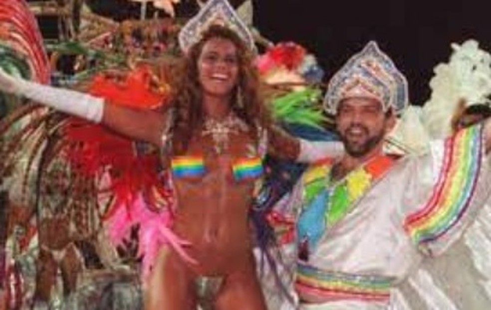 Viviane Araújo usa tapa-sexo de arco-íris em desfile da Caprichosos de Pilares no fim da década de 90 — Foto: Reprodução/Instagram