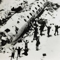 Registro dos sobreviventes feito por equipe de resgate na Cordilheira dos Andes — Foto: Reprodução