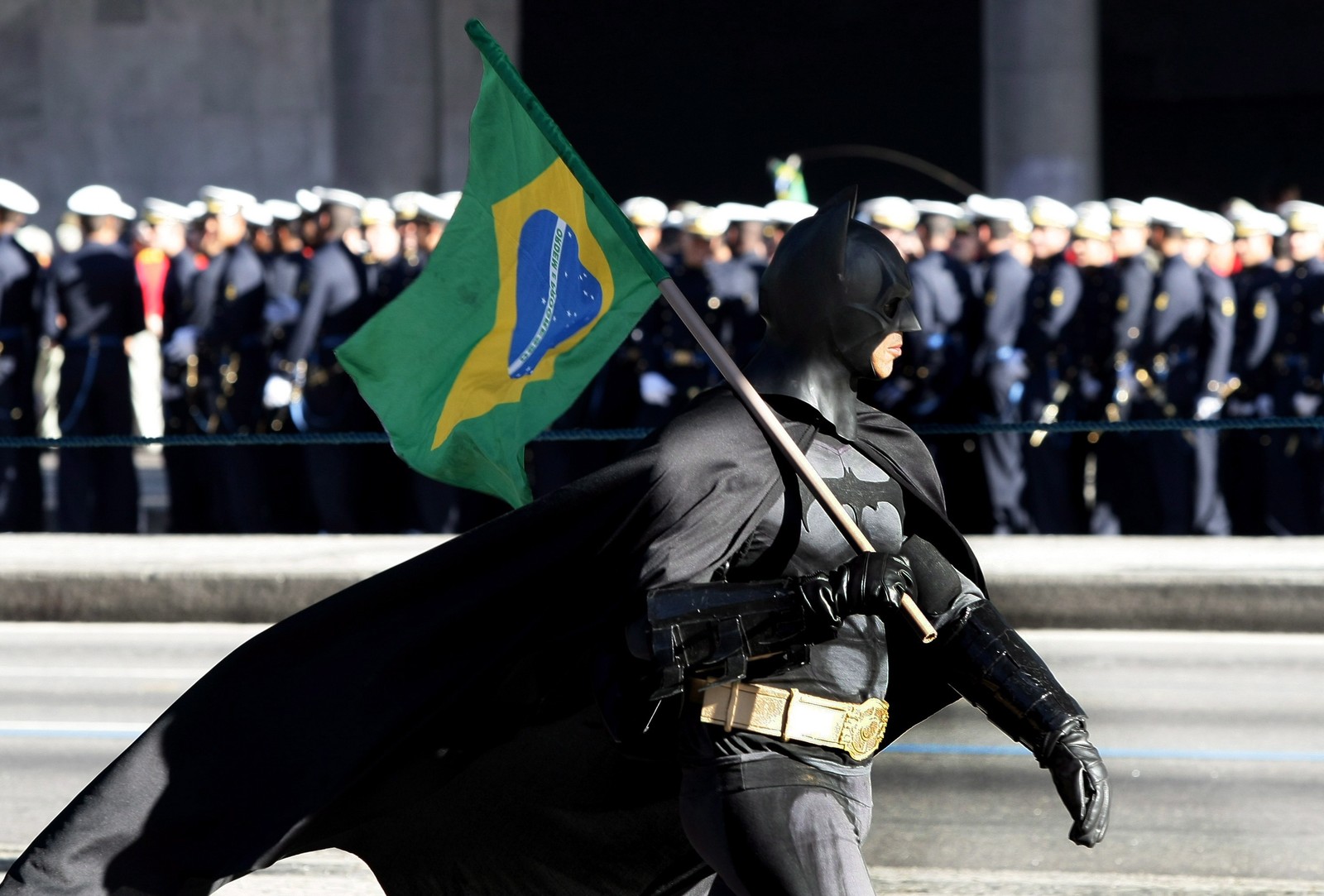 Manifestante vestido de Batman durante protesto no desfile de 7 de Setembro, nas Av. Presidente Vargas.  — Foto: Thiago Lontra / Agência O Globo