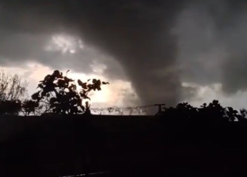 Tornado atinge o Rio Grande do Sul e deixa feridos; vídeos nas redes mostram fenômeno