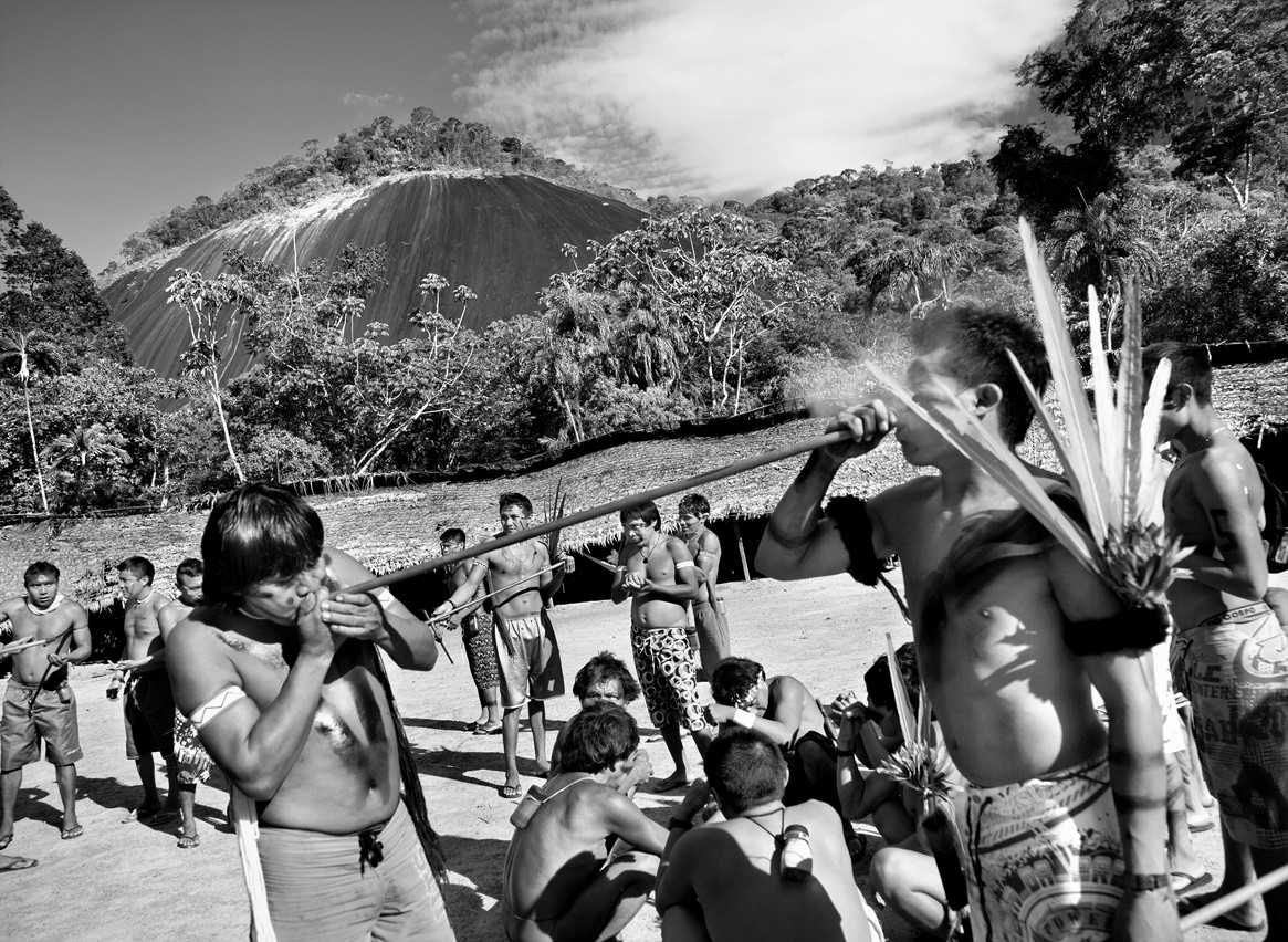 Registro de Sebastião Salgado da etnia ianomâmi, na Amazônia, em 2014 — Foto: Agência O Globo/Sebastião Salgado