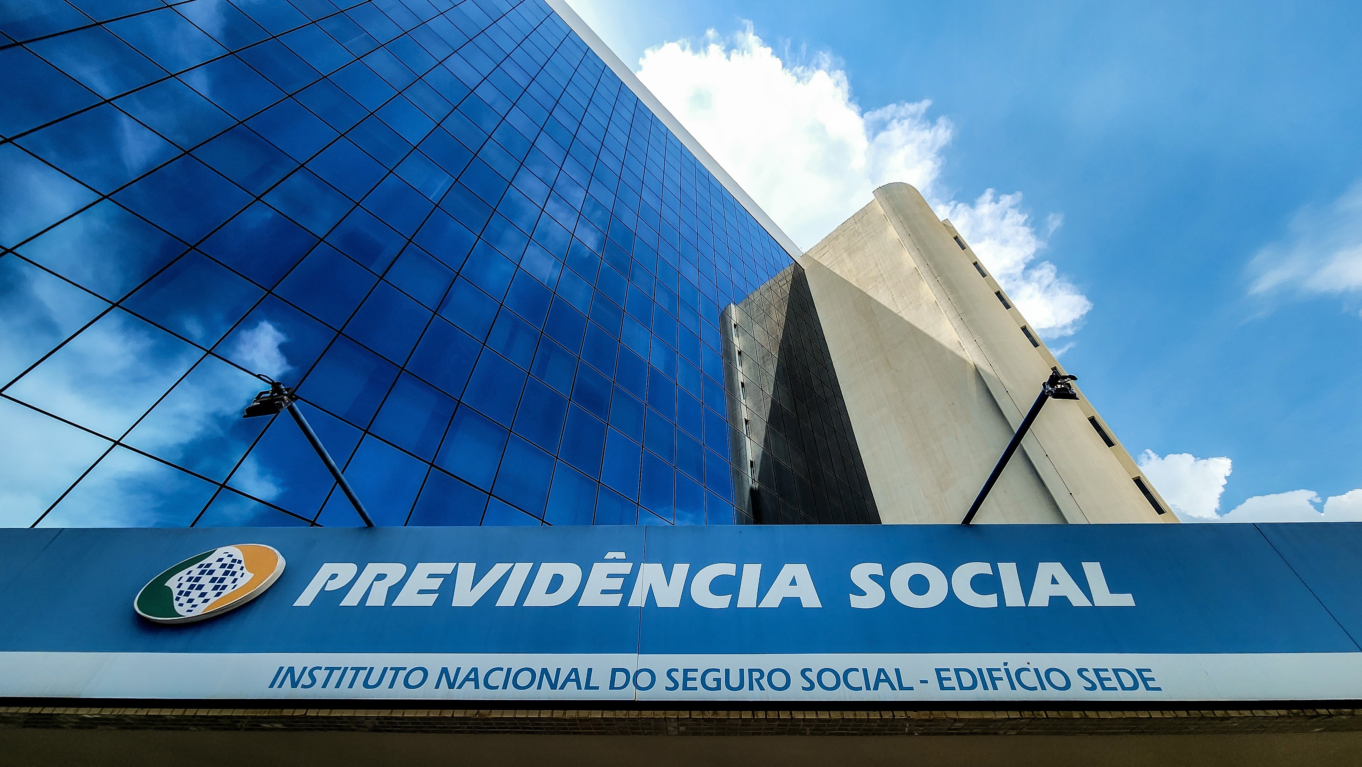 Por fila do INSS, TCU coloca benefícios previdenciários em lista de ‘alto risco’ - QTU Questões do Universo