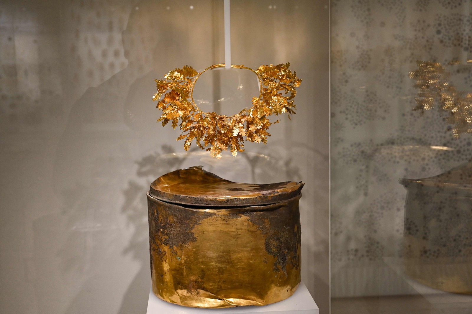 Esta fotografia tirada no Museu Policêntrico de Aigai em Vergina, perto de Veroia, em 5 de janeiro de 2024, mostra a urna de ouro e a coroa de carvalho de Filipe II — Foto: Sakis MITROLIDIS / AFP