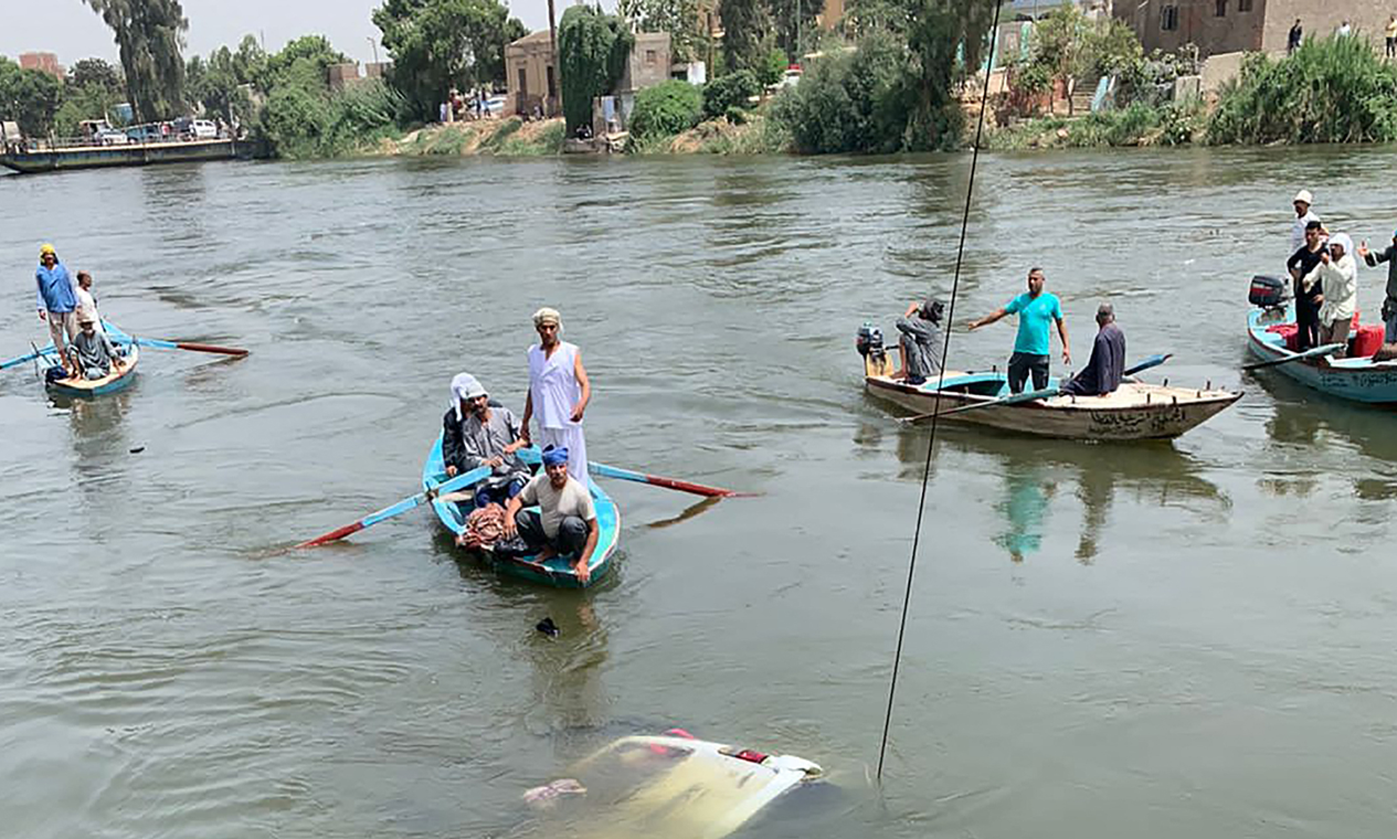 Pelo menos 10 pessoas morrem após ônibus despencar de balsa no Nilo