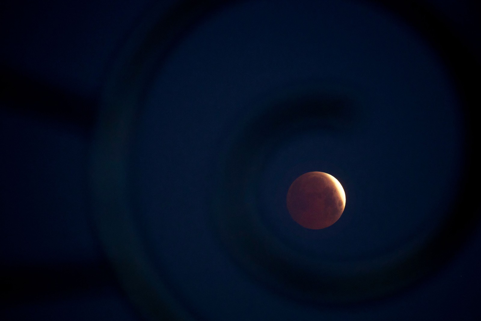 Lua de Sangue Vista em Donon, Noroeste da Espanha, Em 14 DeMarçode 2025 - Foto: Miguel Riopa / AFP