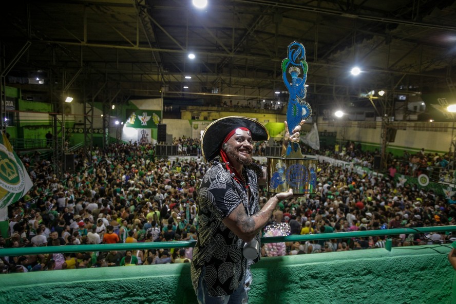 Campeão, o carnavalesco Leandro Vieira posa com a taça do carnaval 2023