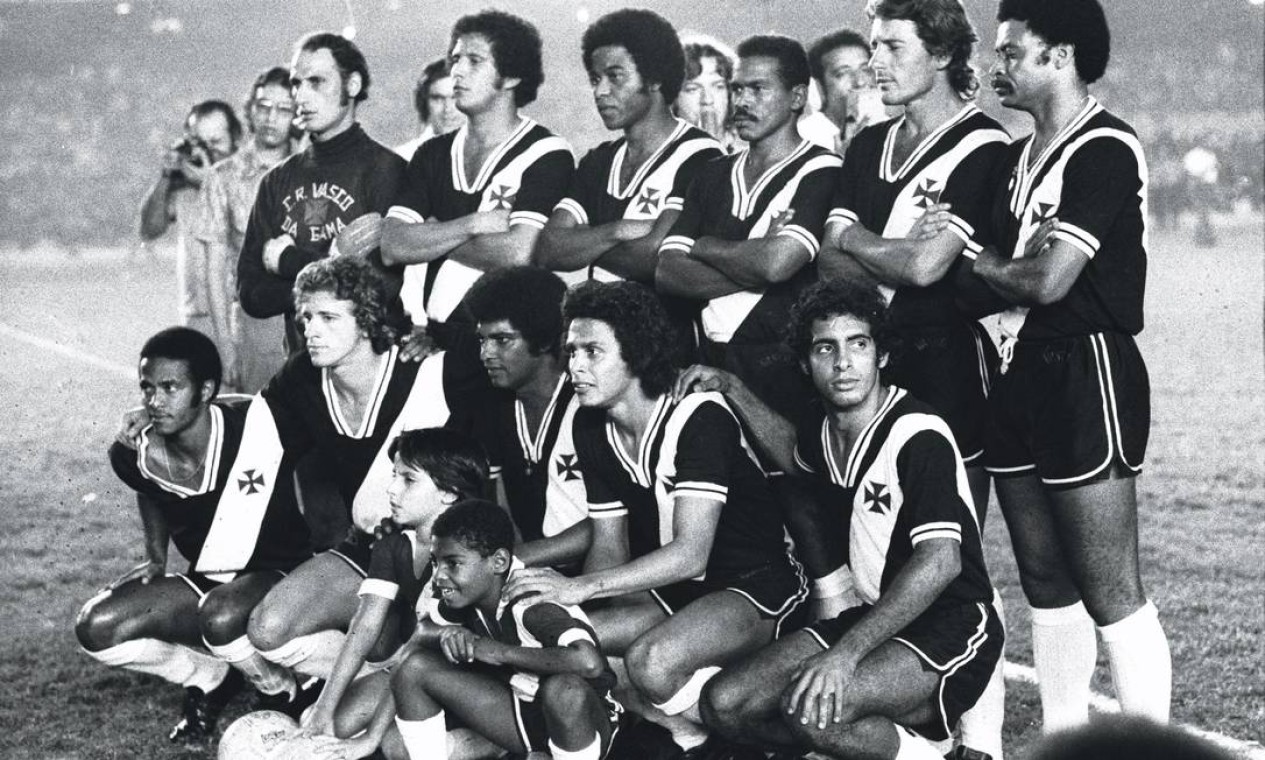 O Vasco conquistou sem primeiro título brasileiro em 1974, com um time em que despontava o jovem atacante Roberto Dinamite — Foto: Arquivo O Globo