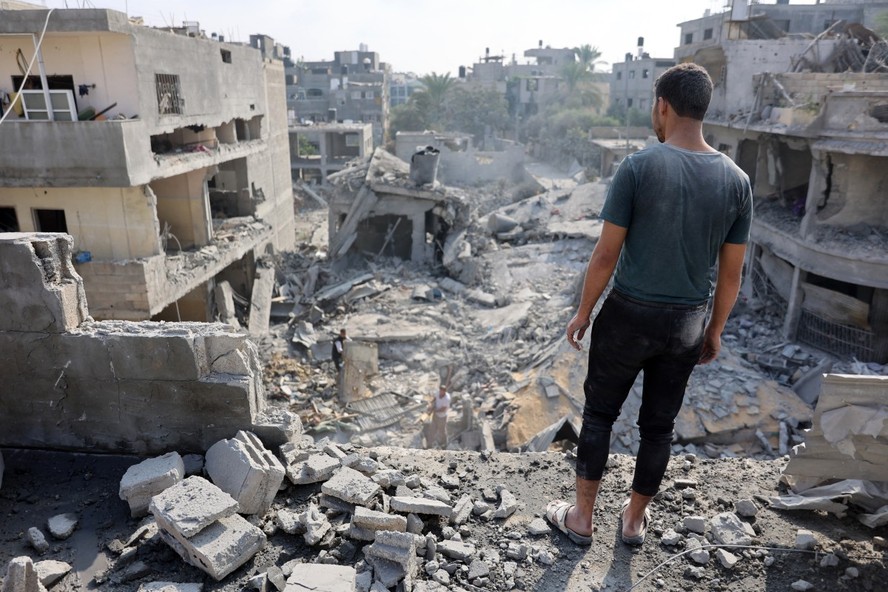 Palestino olha para os escombros da casa da família Alloush, destruída em um ataque israelense em Jabalia, no norte da Faixa de Gaza, em 10 de novembro de 2024
