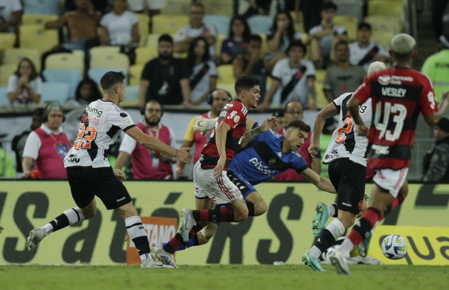 Ayrton Lucas dribla Léo Jardim no quarto gol do Flamengo