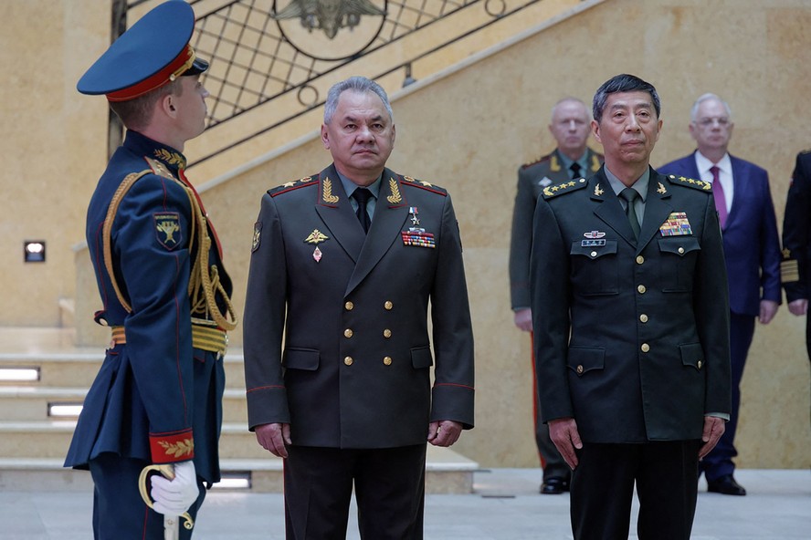 O general chinês Li Shangfu (direita), durante encontro em Moscou em abril de 2018